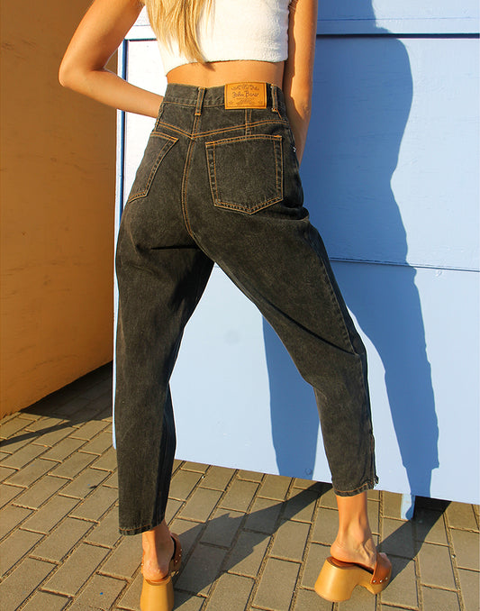 Vaqueros negros con cremalleras en los tobillos