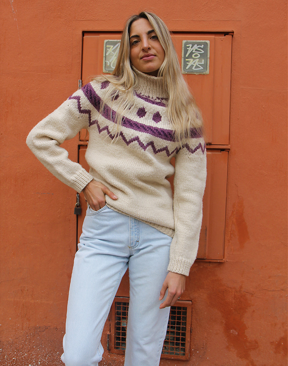 Jersey de cuello alto color crema