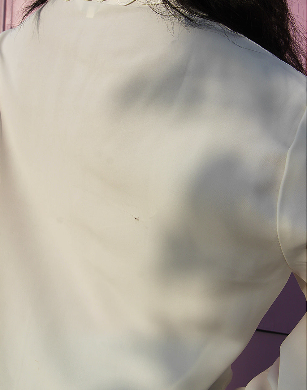 Blusa de manga larga con bordados en color crema