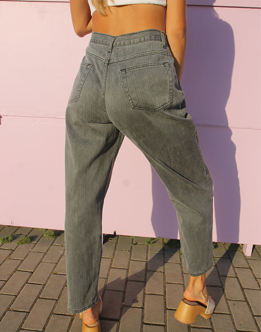 Vaqueros mom de tiro alto y pierna cónica de mezclilla gris vintage de los años 80