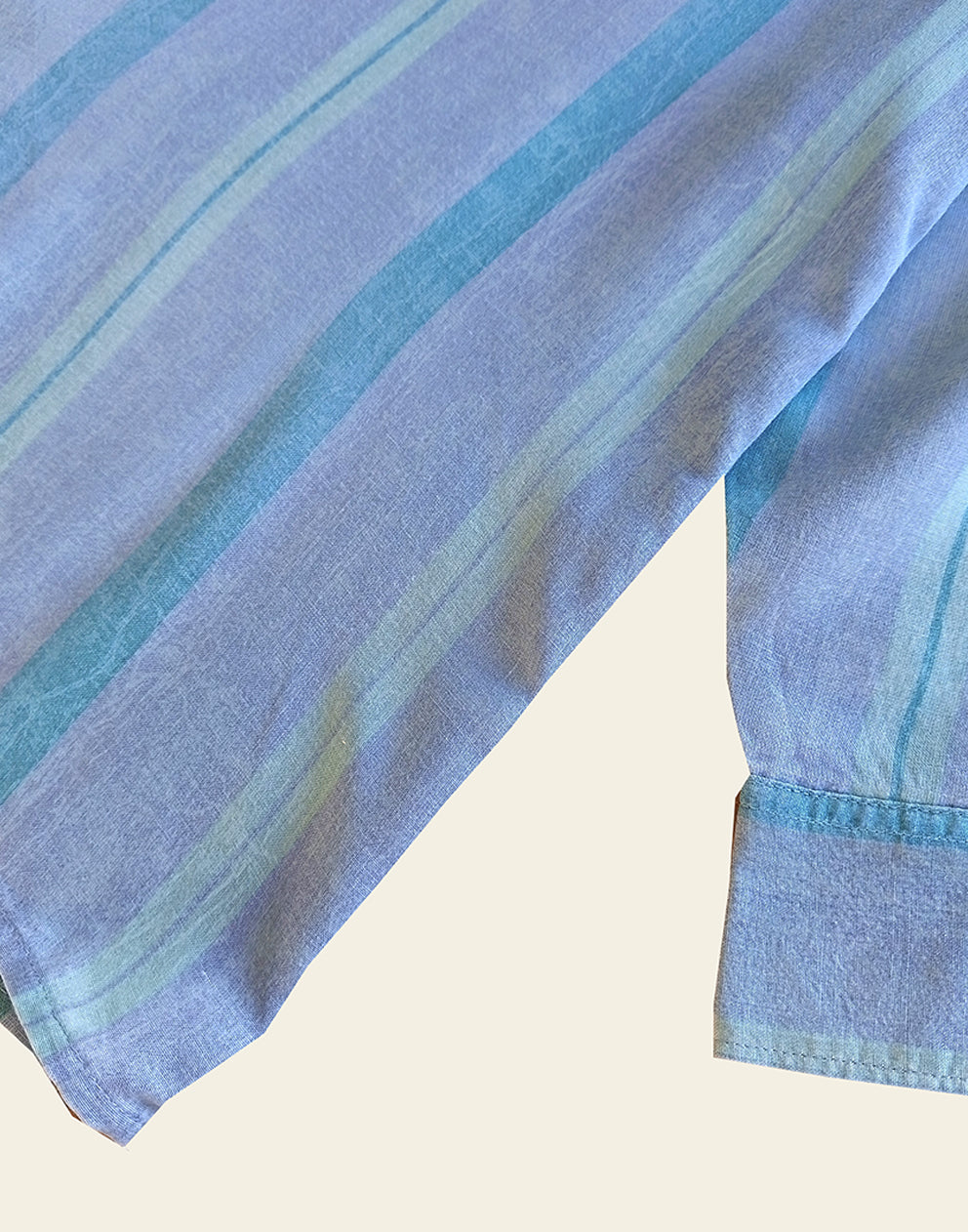 Blau gestreiftes Hemd
