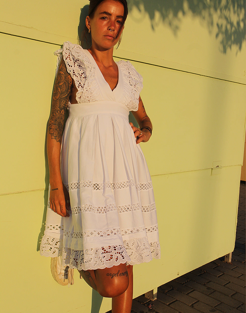 Vestido blanco sin mangas con bordado inglés