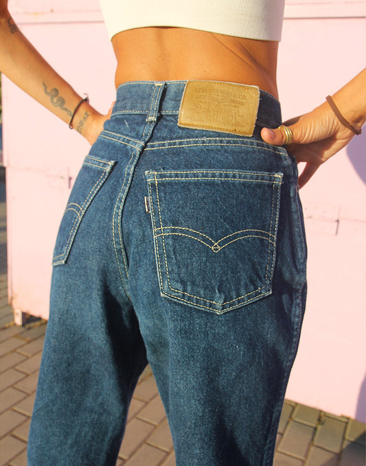 Jeans mom originales Levi's de tiro alto de 24" (61 cm) en azul oscuro con lengüeta blanca