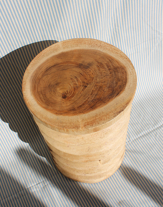 Mesa auxiliar redonda de teca tallada