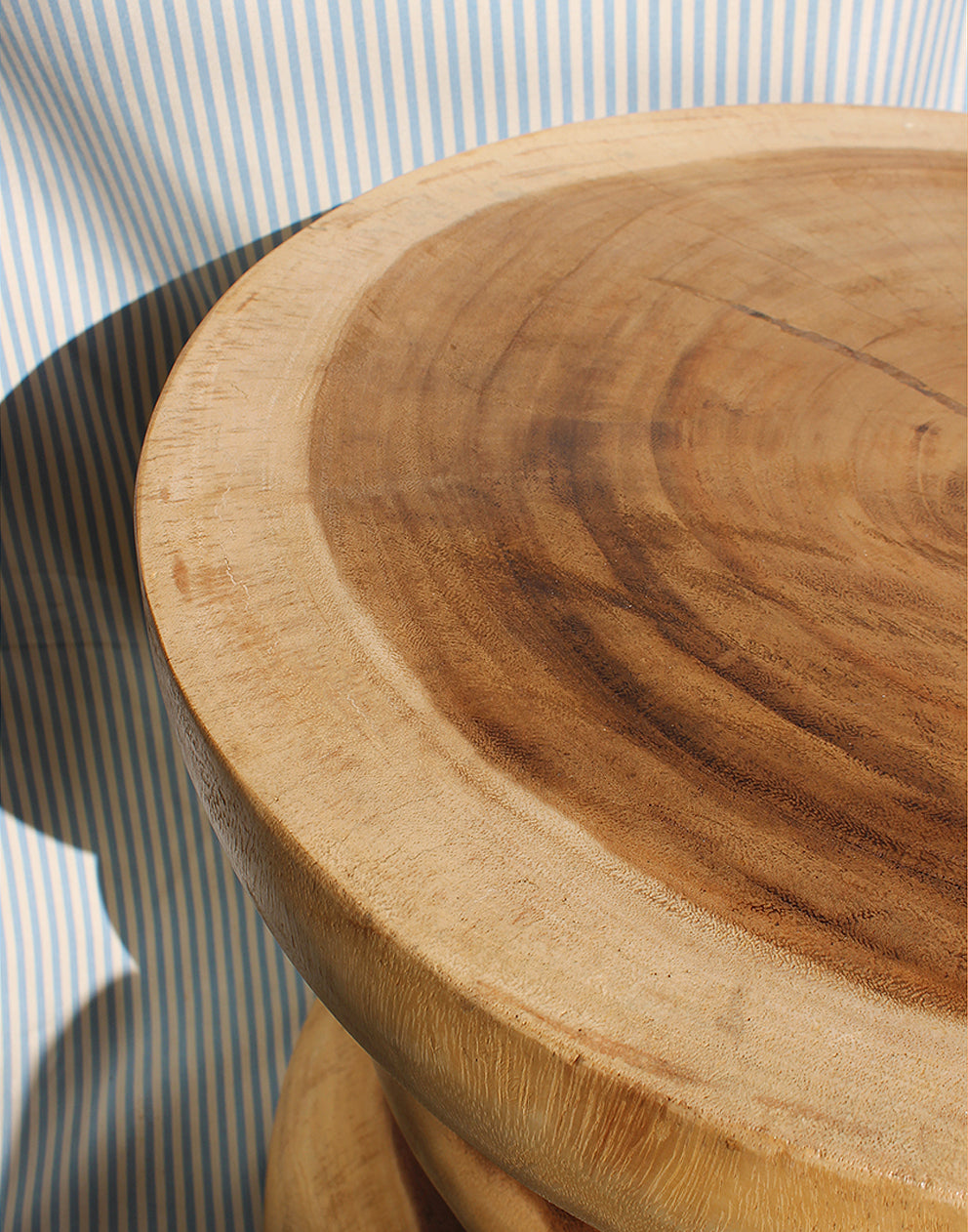 Mesa de madera tallada a mano