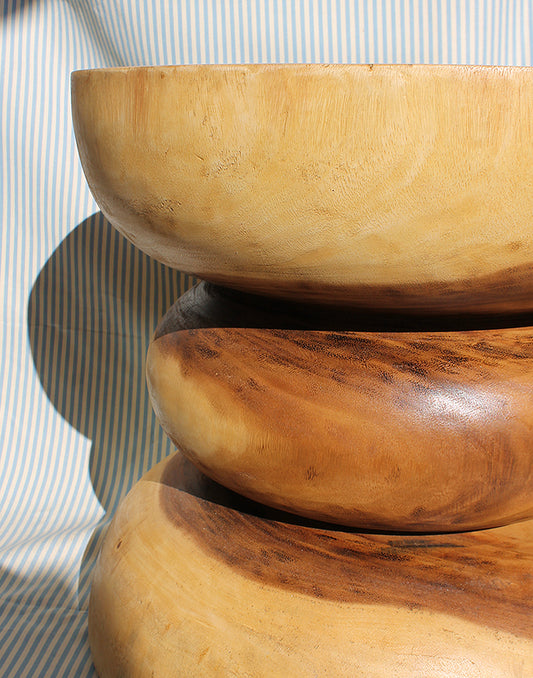 Mesa de madera tallada a mano