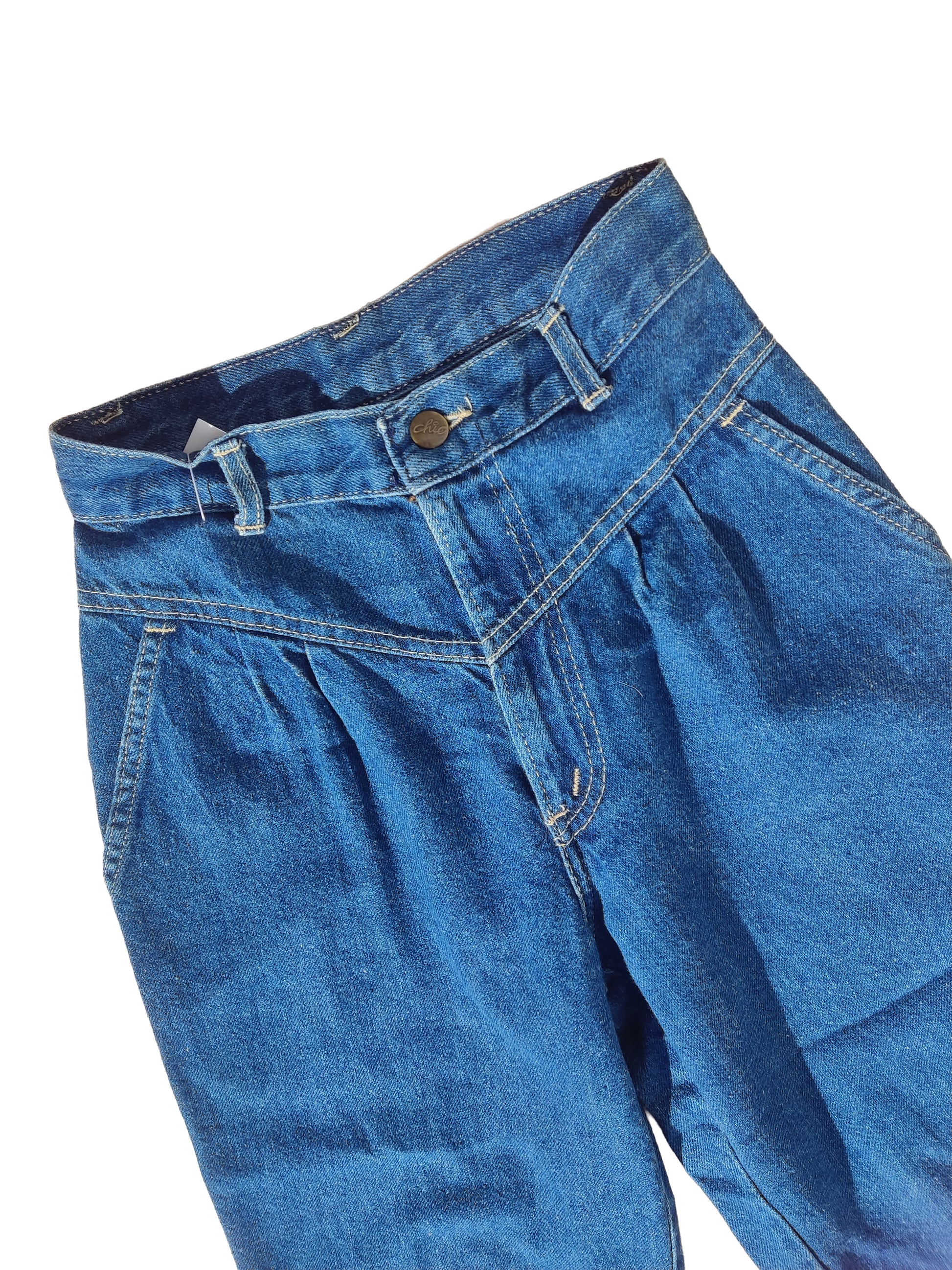 BLUE MOM JEANS, VINTAGE 90S JEANS DETAIL OF CONTRASTING STITCHING 