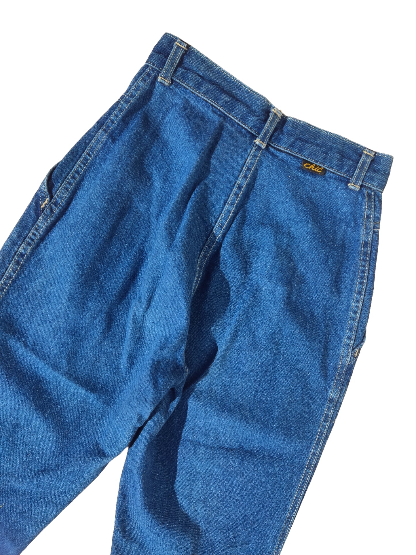 BLUE MOM JEANS, VINTAGE 90S STYLE CLOSE UP OF BACK OF JEANS