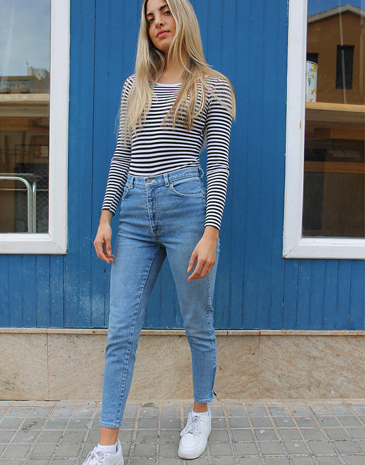 Mid Rise Jeans in Blue