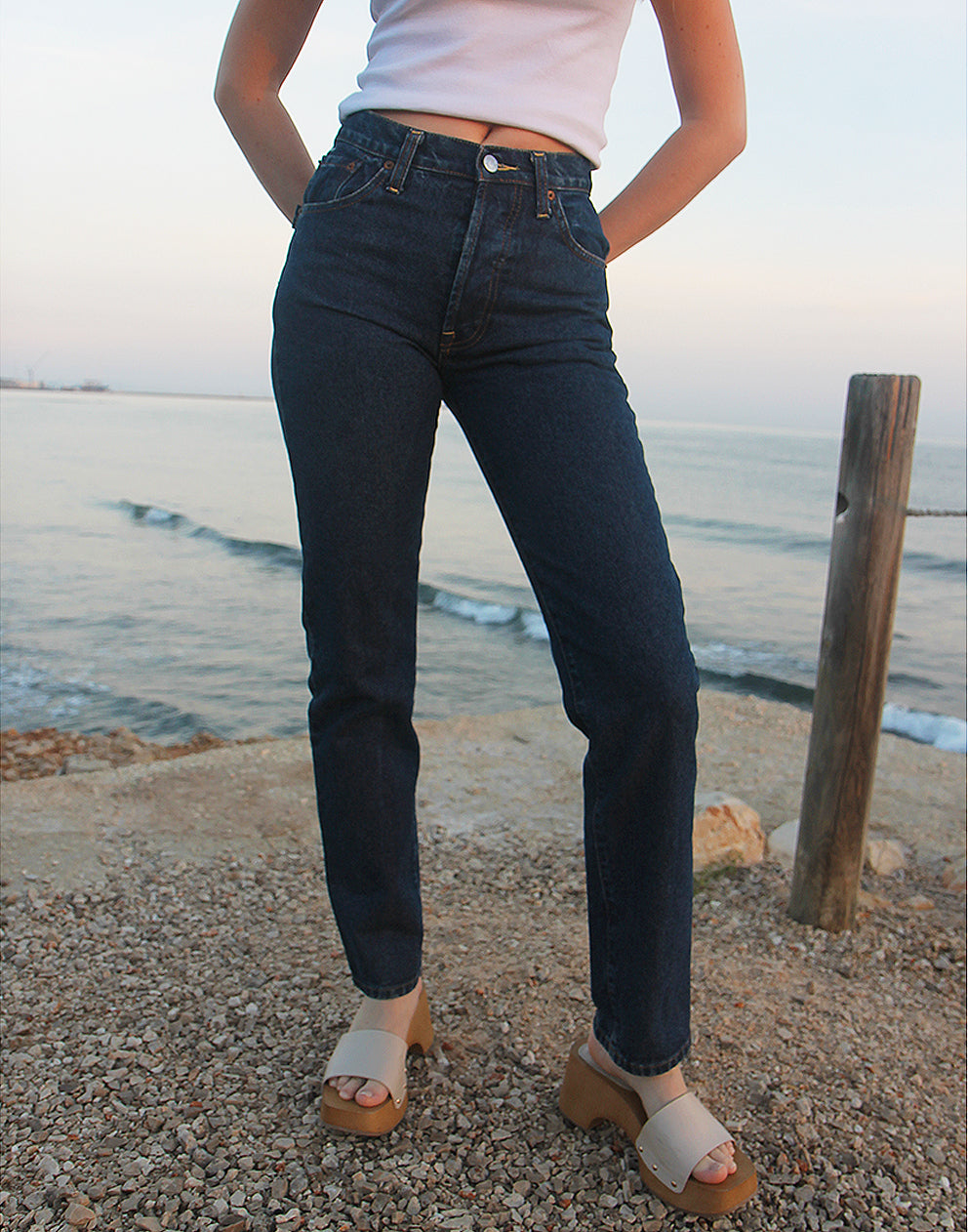 Vaqueros mom vintage de cintura alta con lavado azul oscuro