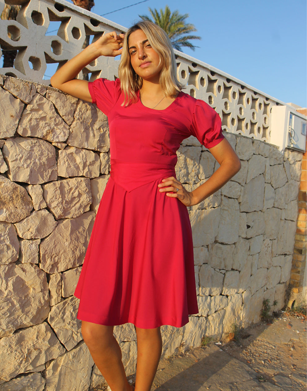 Pink dress wIth short sleeves.