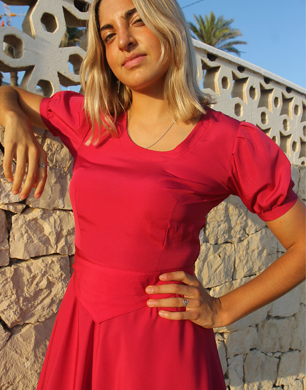 Pink dress wIth short sleeves.