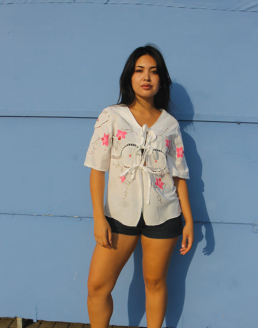 Blusa con lazo en la parte delantera