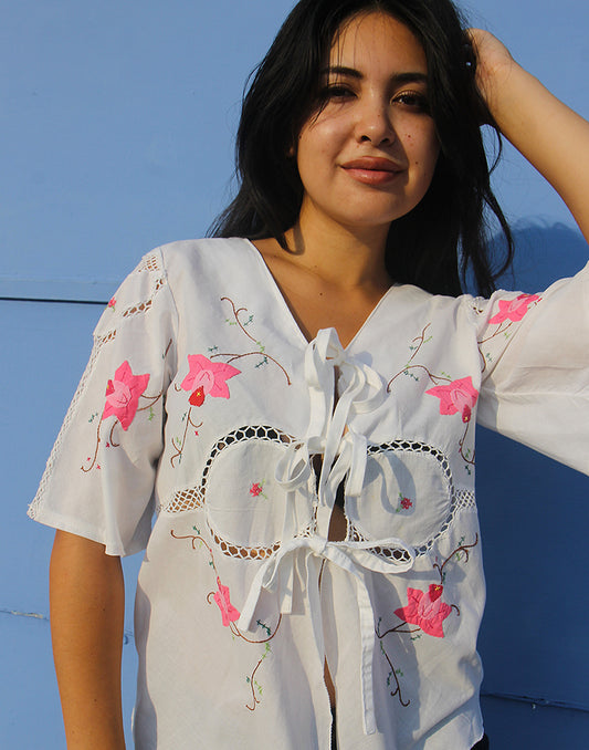 Blusa con lazo en la parte delantera