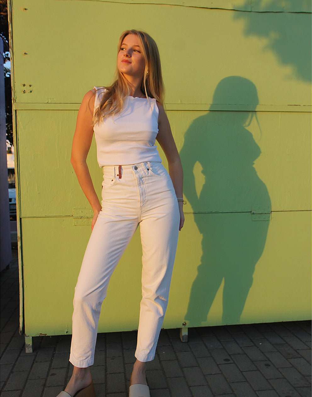 WHITE JEANS