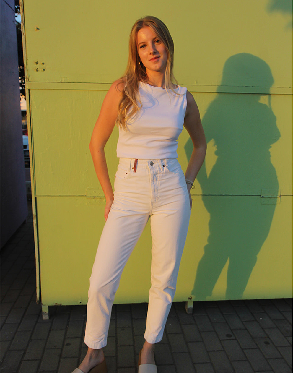 WHITE JEANS